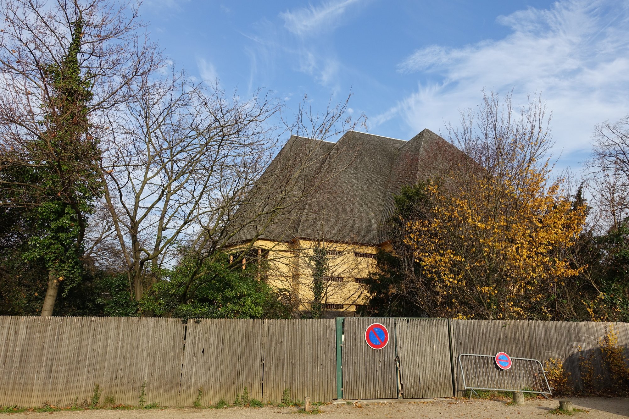 Avenue Daumesnil avec sa piste cyclable et le viaduc des Arts en arrière-plan
