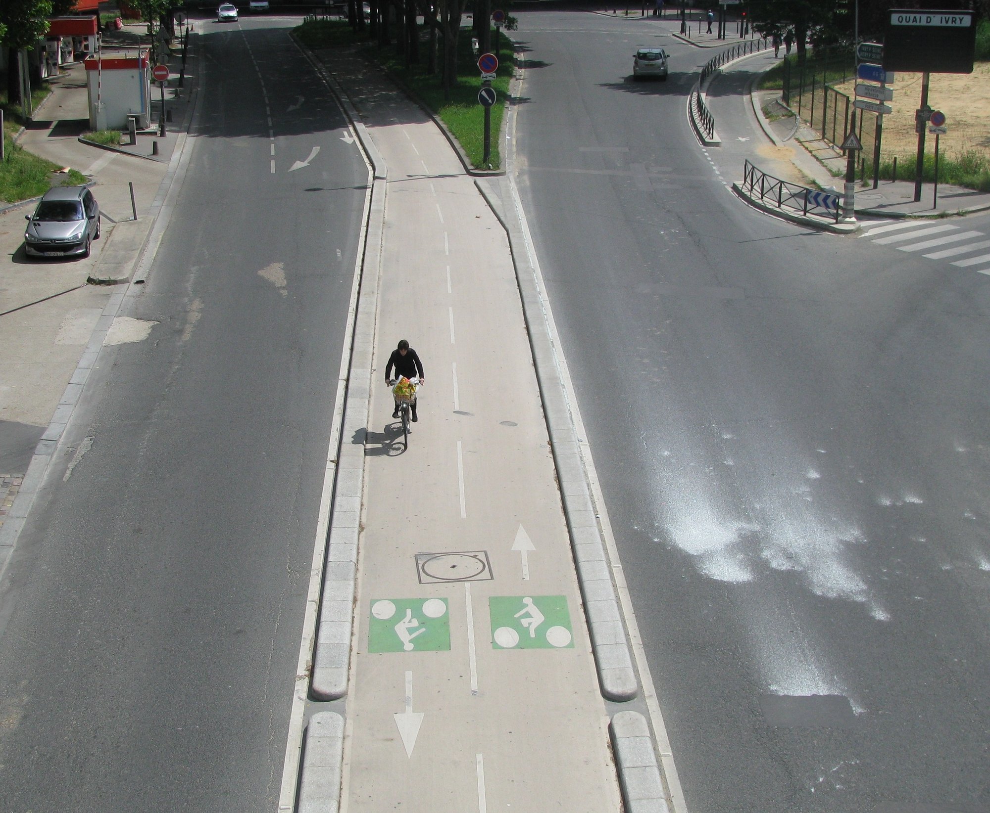 Quartier des Batignolles avec piste cyclable réaménagée et verdure