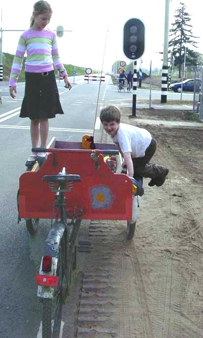 Caisses de courses chargées sur un vélo cargo biporteur