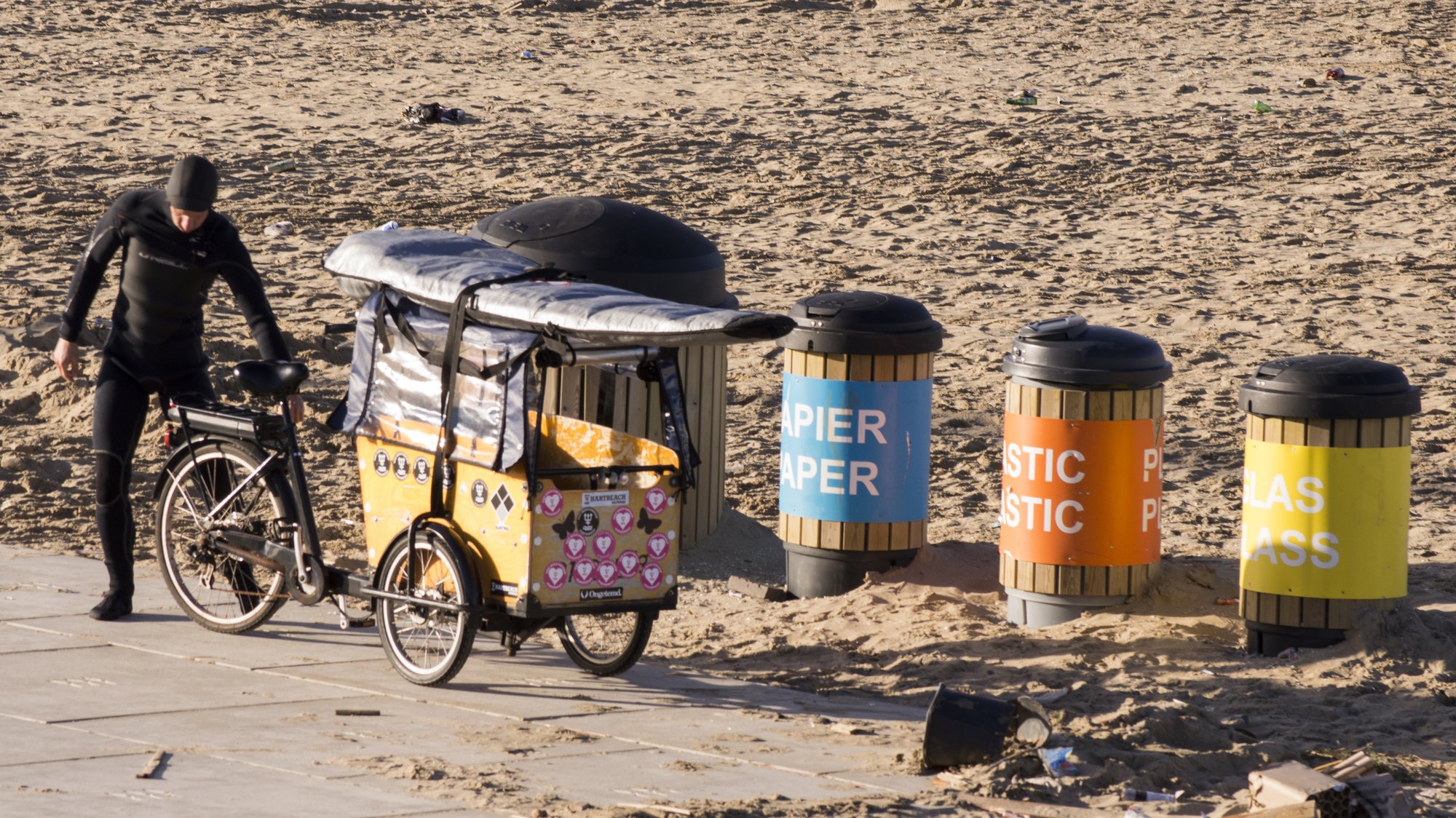 Biporteur avec housse de protection sous la pluie à Paris