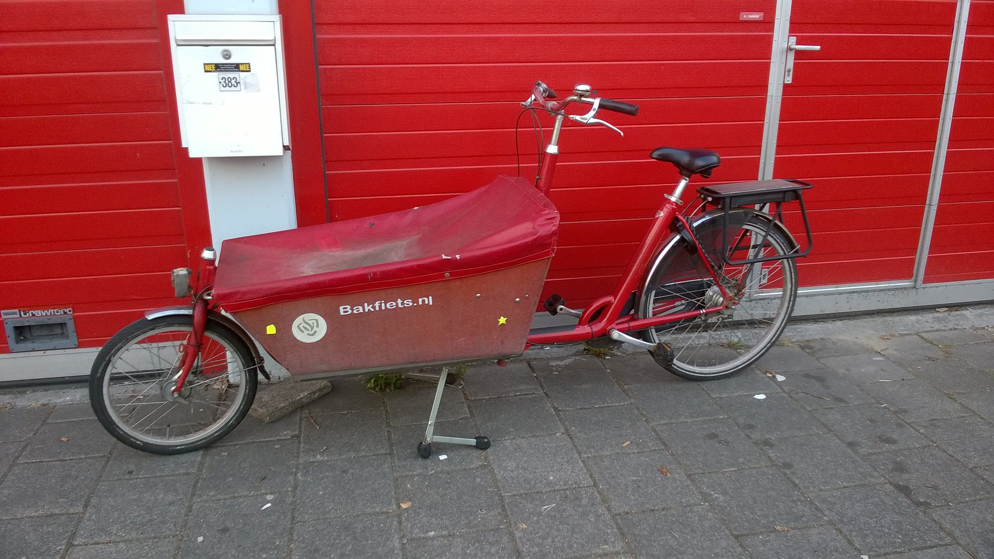 Famille à vélo cargo biporteur en ville