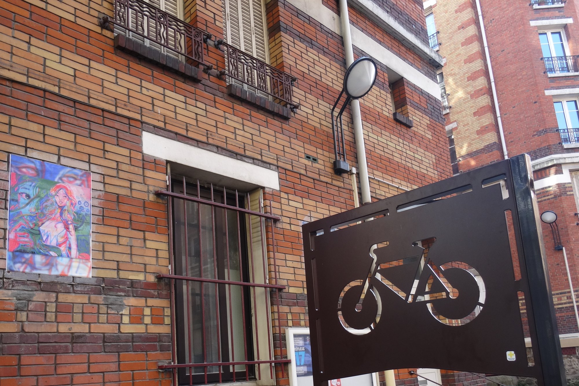 Famille à vélo sur les berges de la Seine à Paris