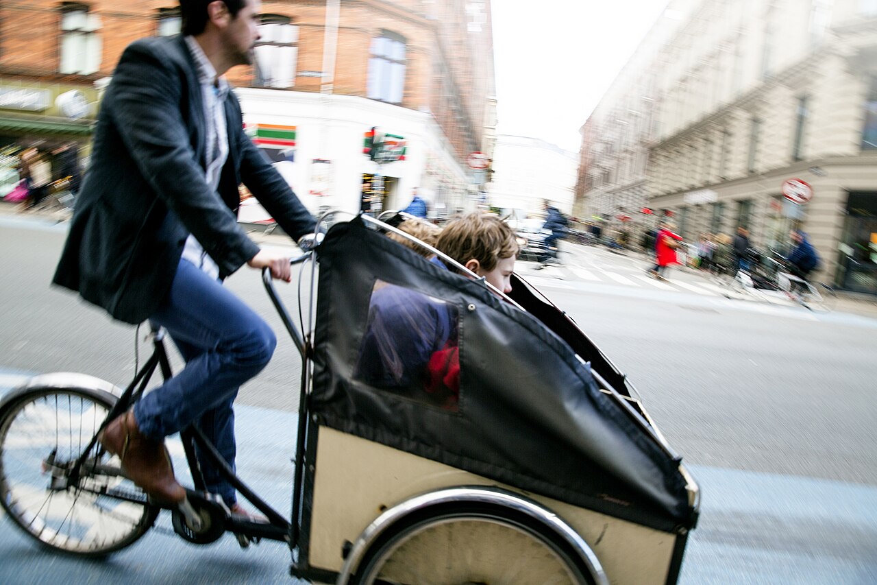 Fixation de caméra sur un cargo vélo avec deux enfants