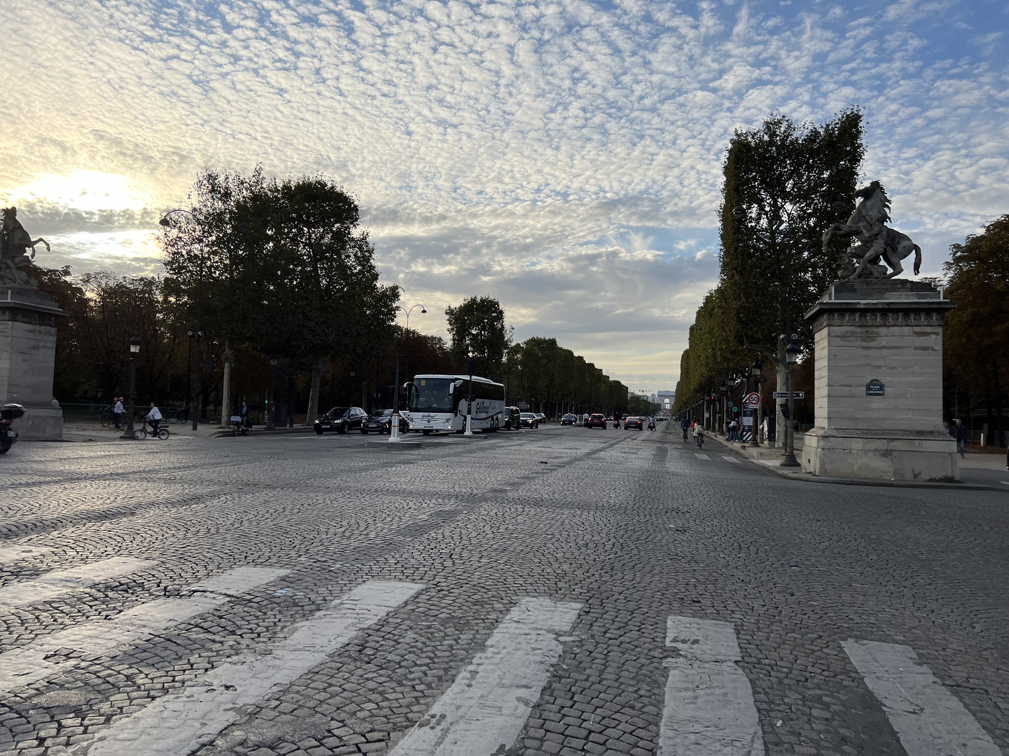 Cycliste traversant un passage historique de Paris