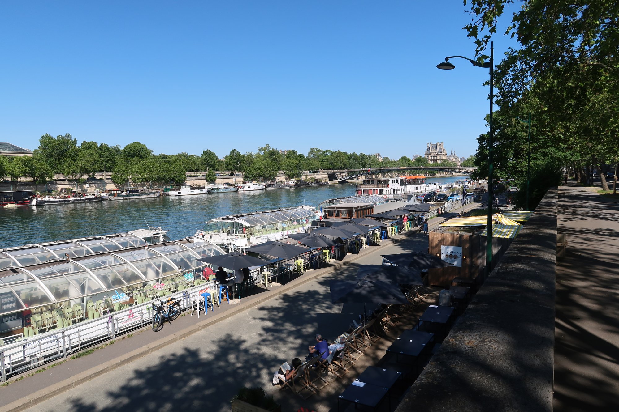 Quai de Seine à Paris en direction de Bercy, lumière du matin