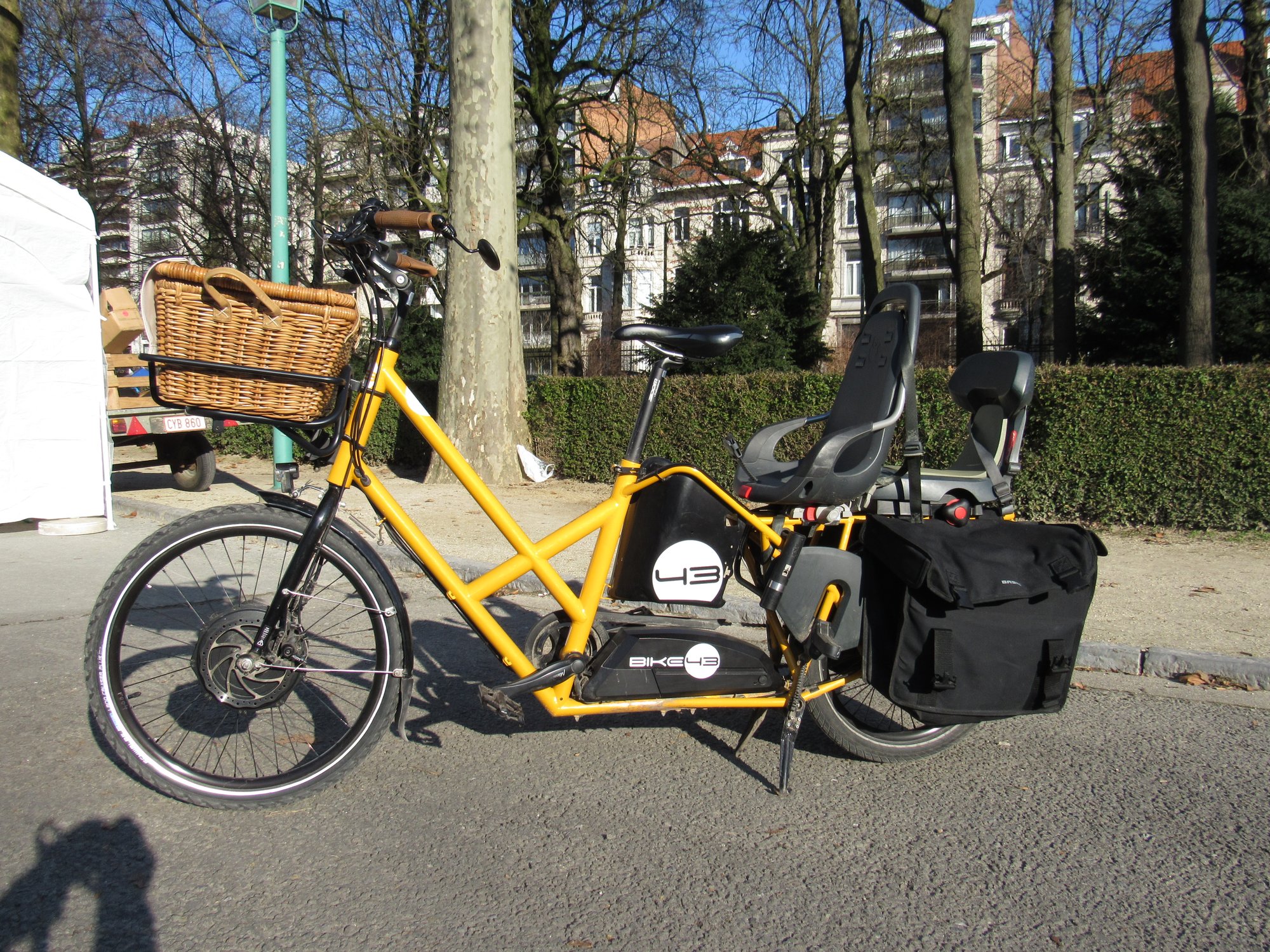 Location de vélo cargo électrique, vue de côté