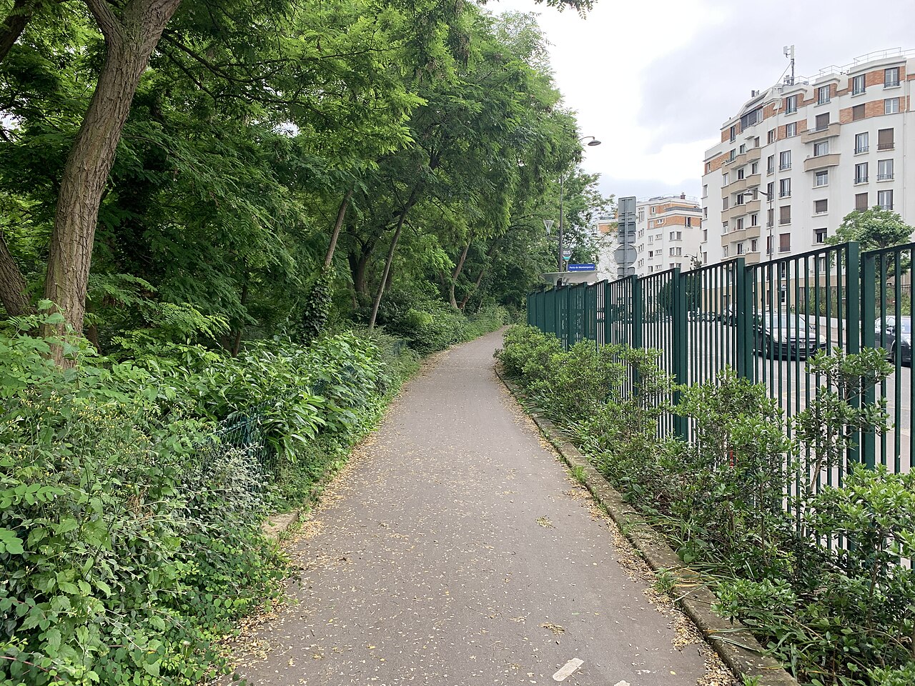 Vue sur la voie verte du Val-de-Marne, cyclistes et verdure
